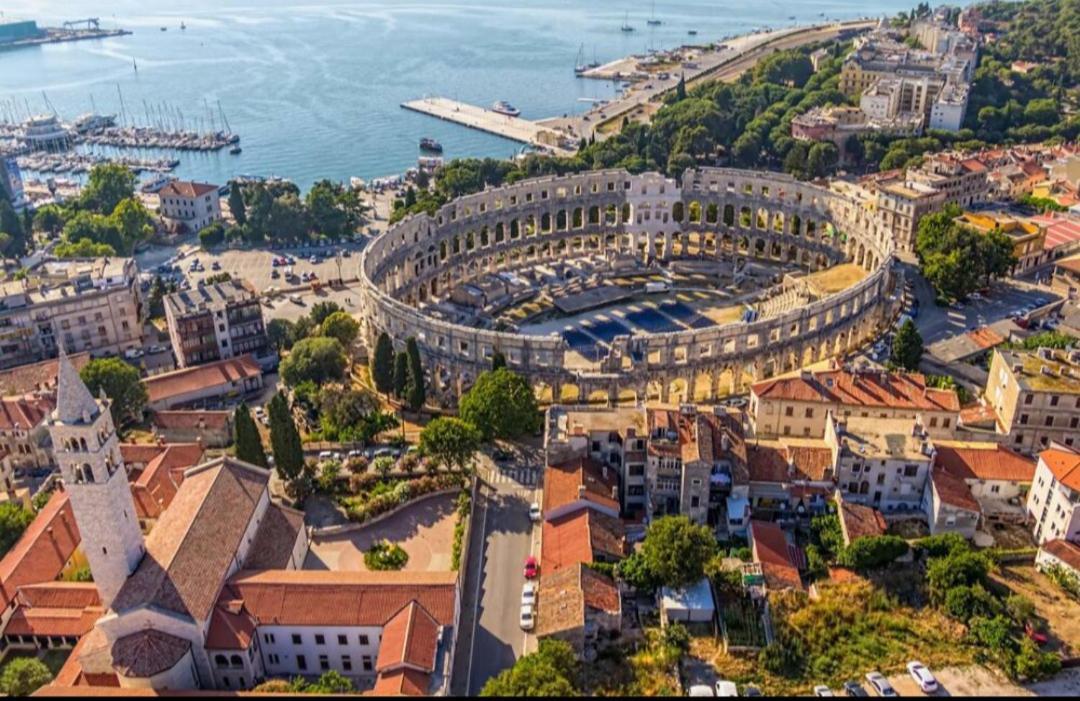 Studio Apartment City With Free Parking Pula Exterior foto